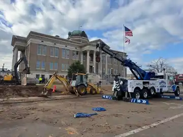 Randy's Towing truck on job site Athens Alabama